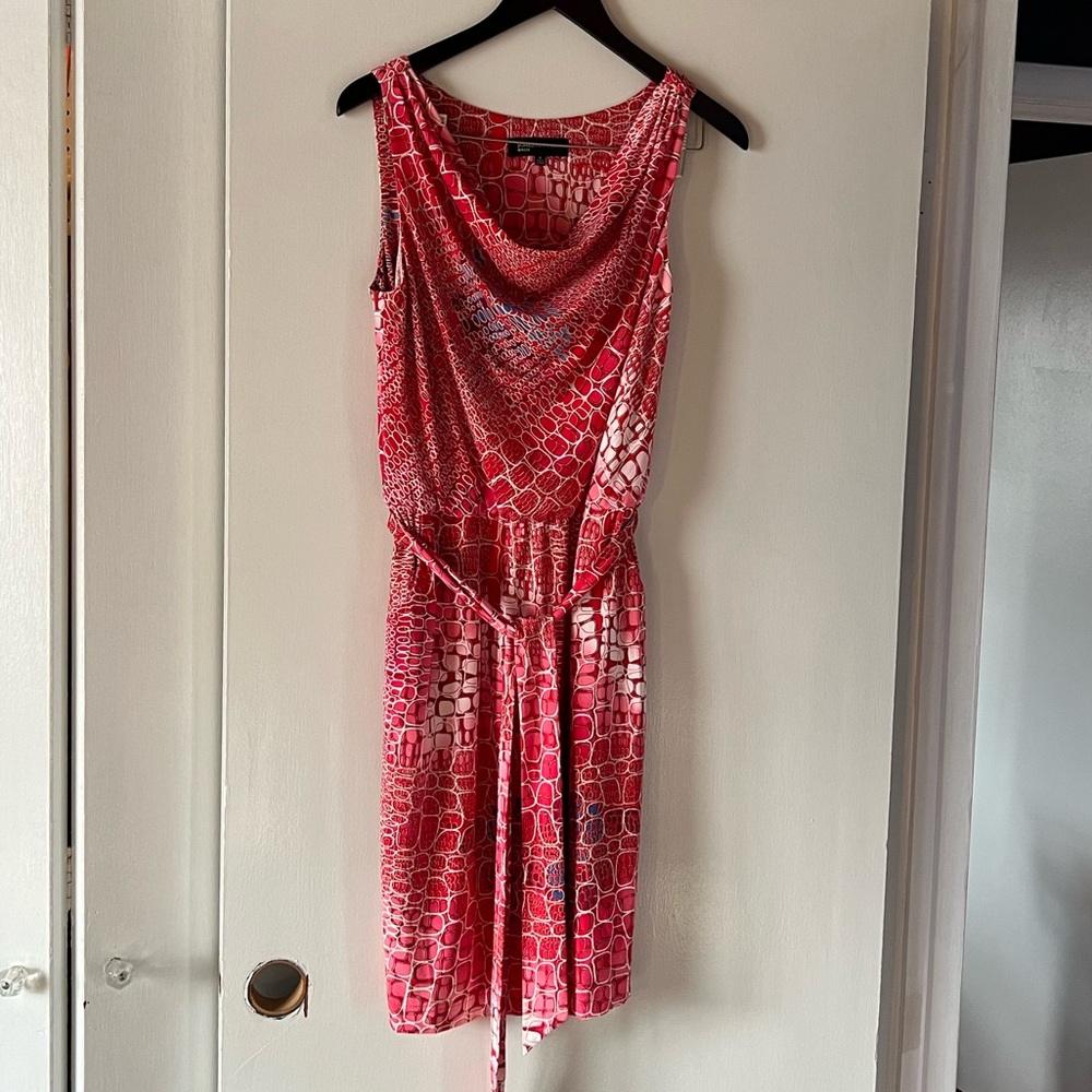 JONES NEW YORK Pink Red Pattern Sleeveless Jersey Knit Dress. Women’s size 8.